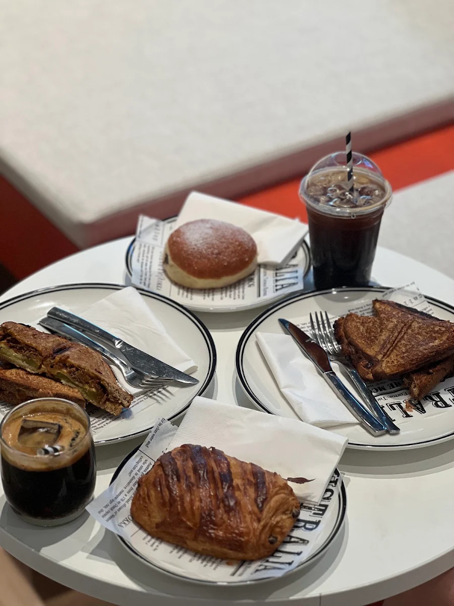 Highlights, Merriment Café