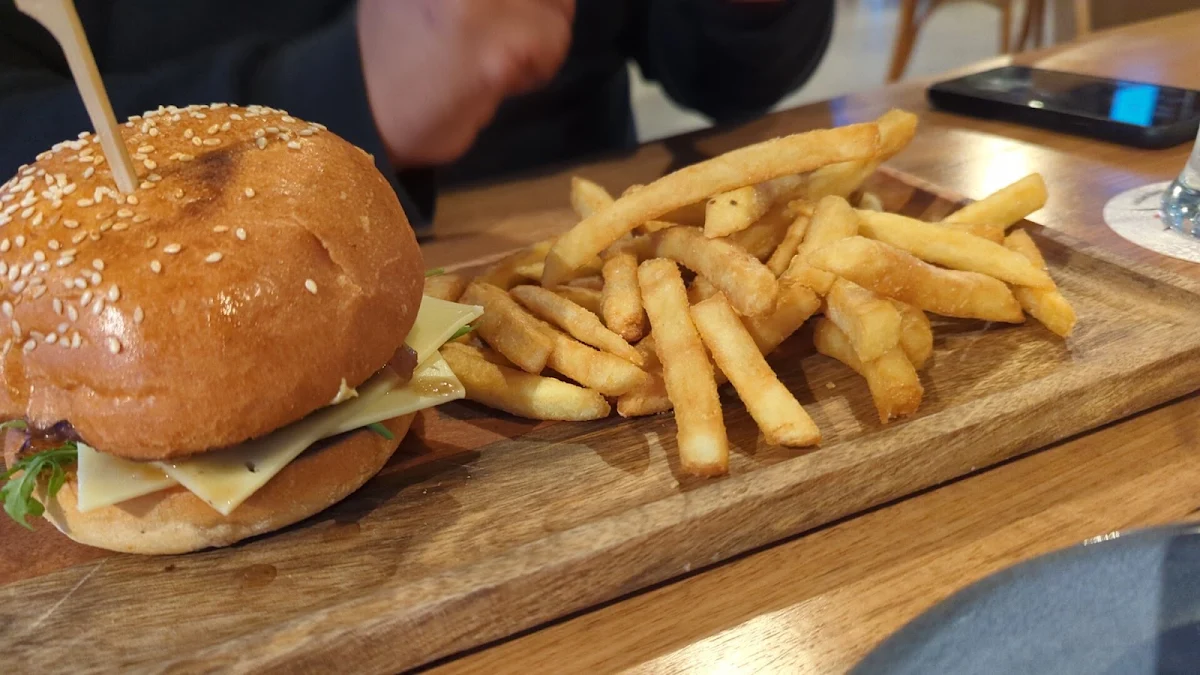 Burger, Lost Watering Hole Lancefield Brewery