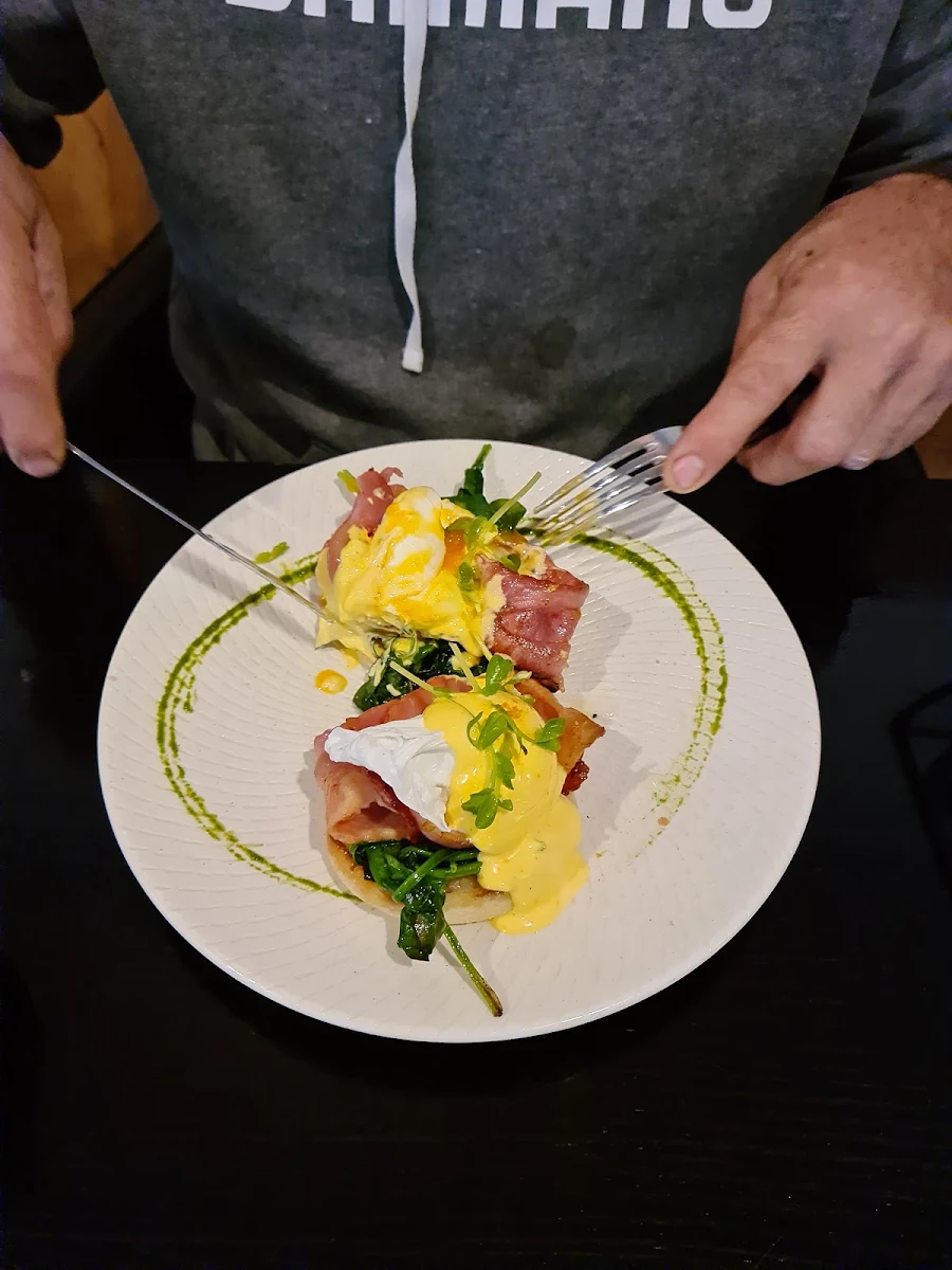 Eggs Benedict, DECO Wine Bar & Restaurant