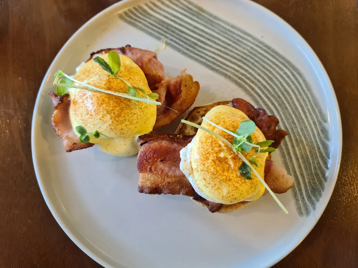Eggs Benedict, BizziBee Cafe