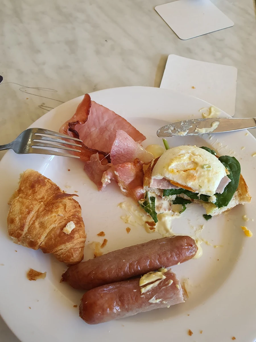Eggs Benedict, Bushland Beach Tavern