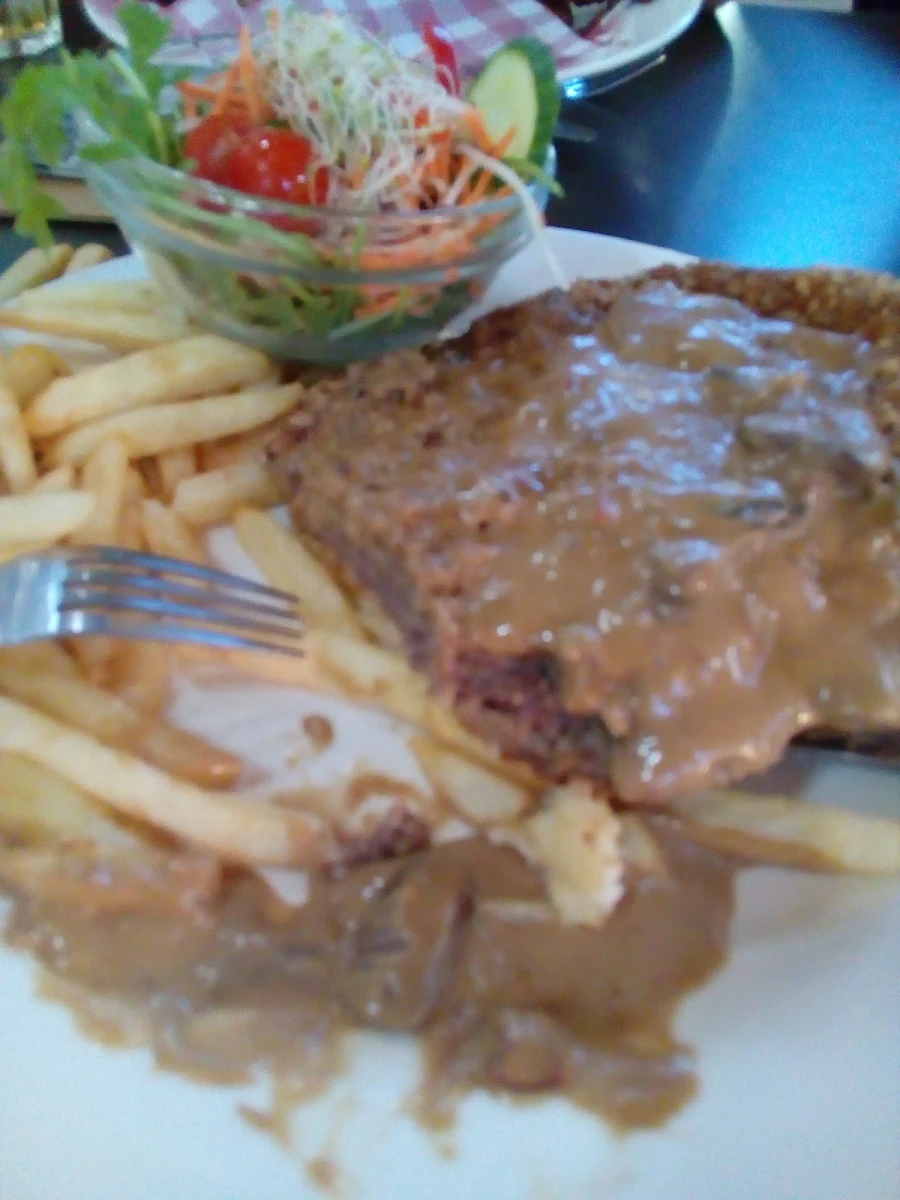 Snitzels, Bushland Beach Tavern