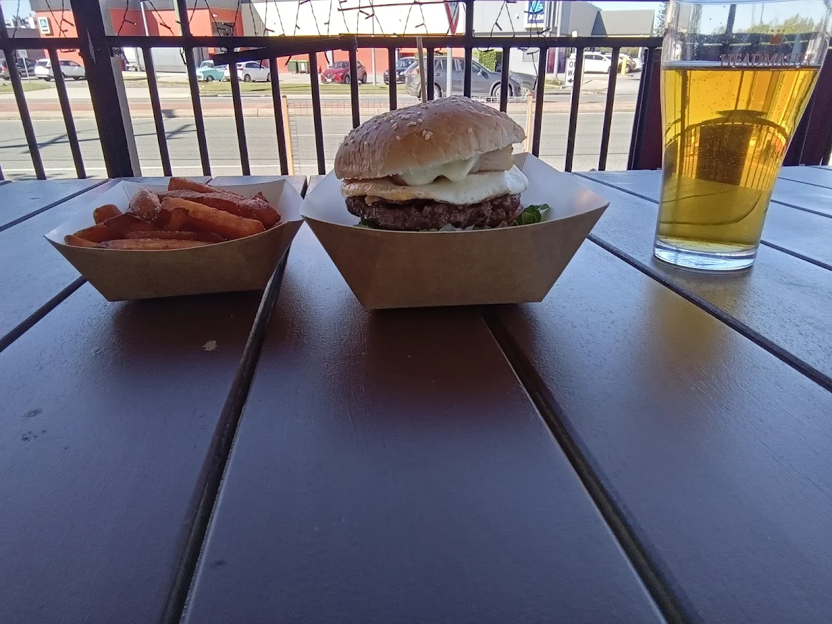 Sweet Potato Fries Burger with Extras and La Schooner of Lager
