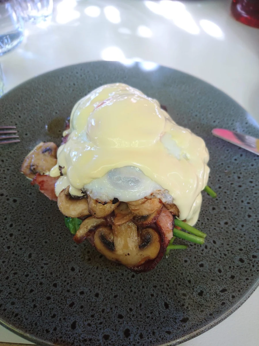 Eggs Benedict Small, The Anchor Lakes Beach