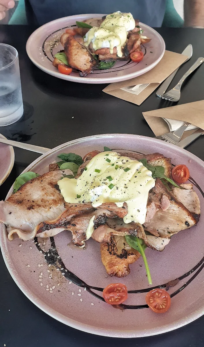 Eggs Benedict, Banette Bayside