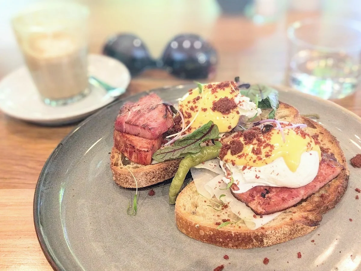 Eggs Benedict Top, Top Paddock Cafe