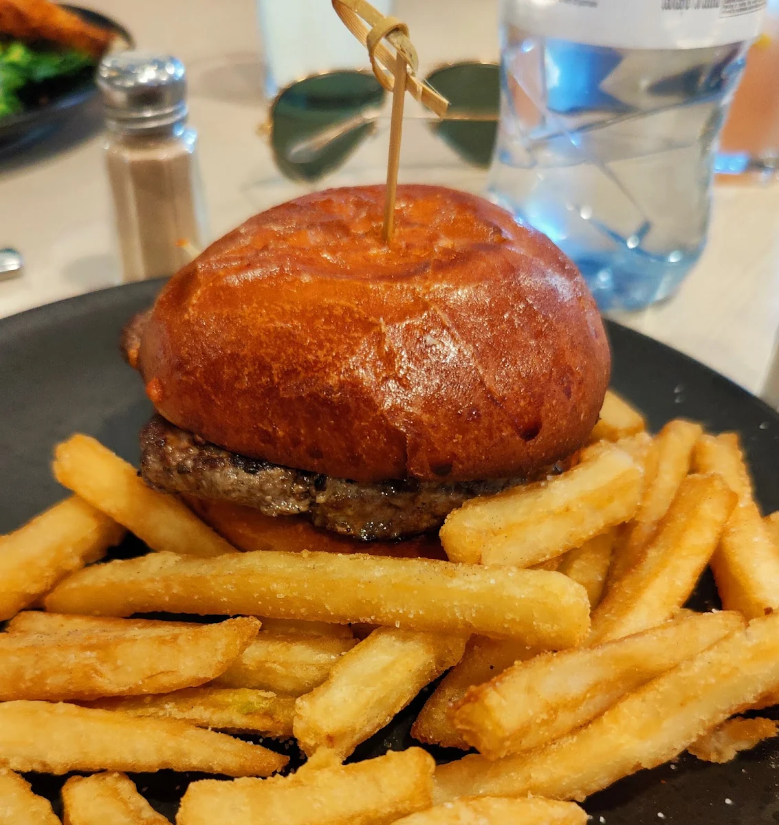 Cheeseburger, Orange Ex-Services' Club