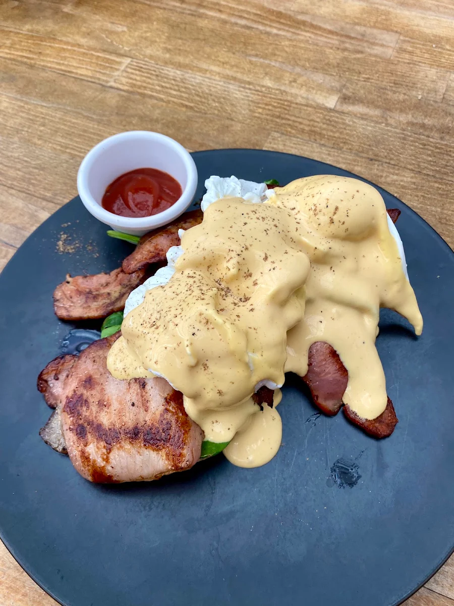 Eggs Benedict, The White Rabbit Cafe, Bar and Grill