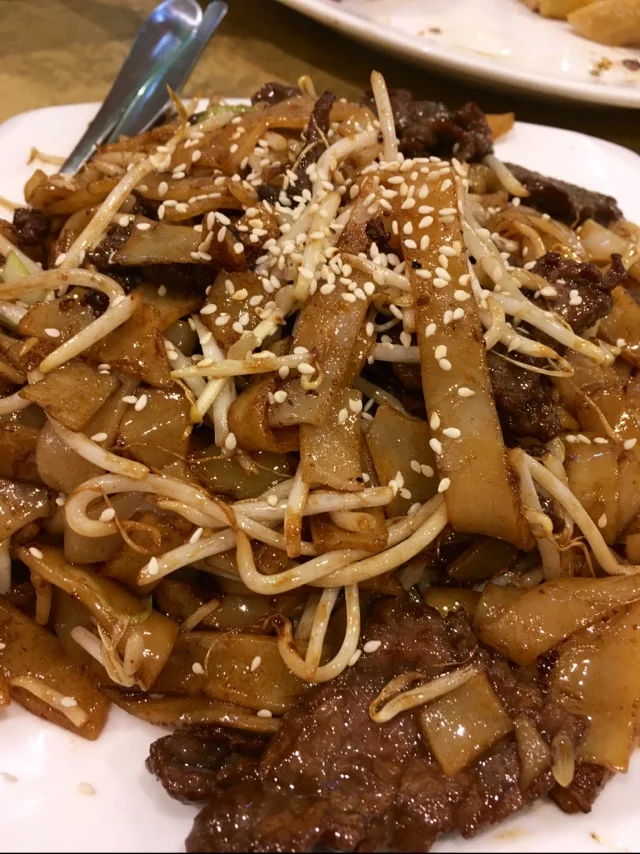 Stir Fried Flat Rice Noodles with Beef Slice