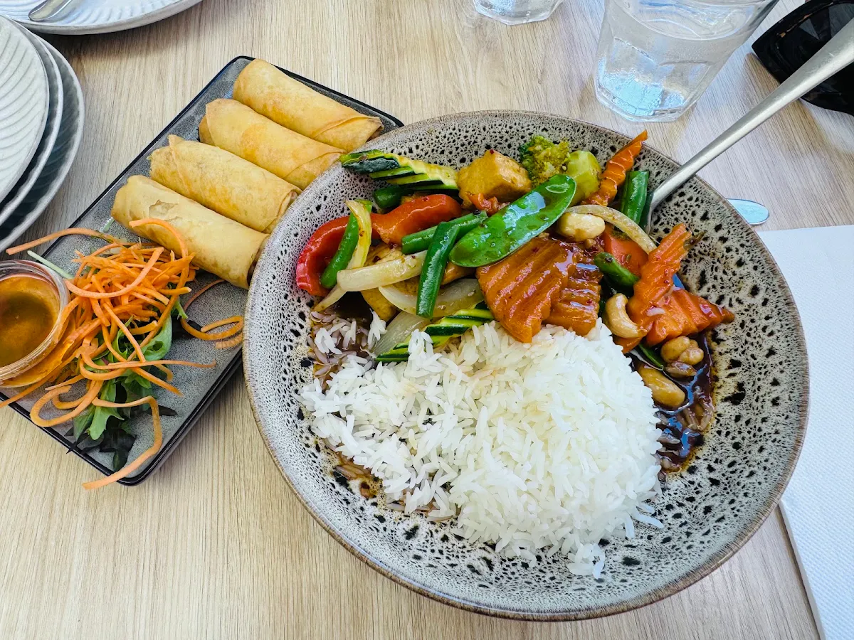 Highlights, Giant Thai Restaurant