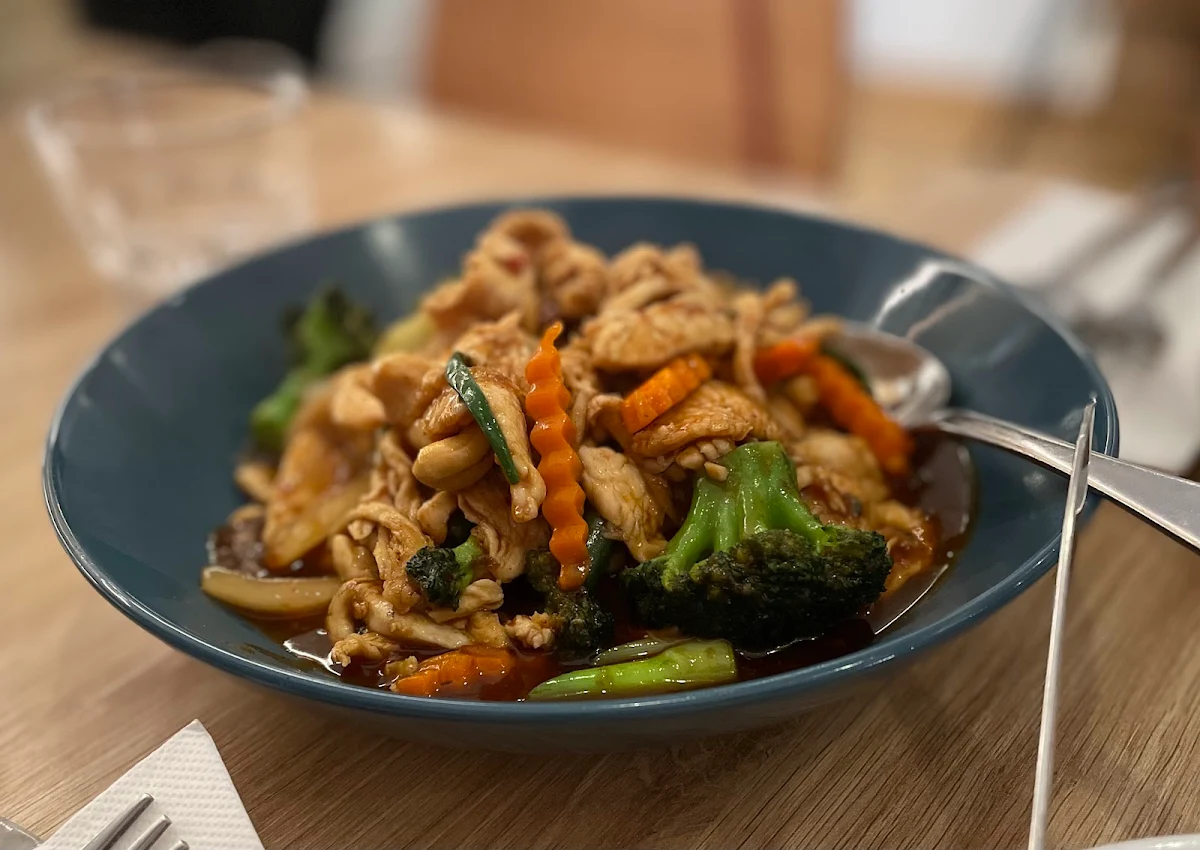 Highlights, Giant Thai Restaurant