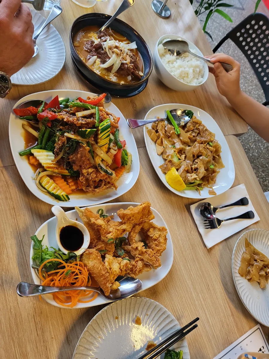 Highlights, Giant Thai Restaurant