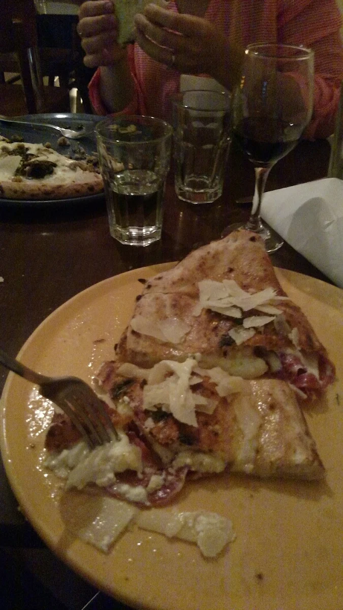 Calzone, Amici Ristorante Pizzeria Bar