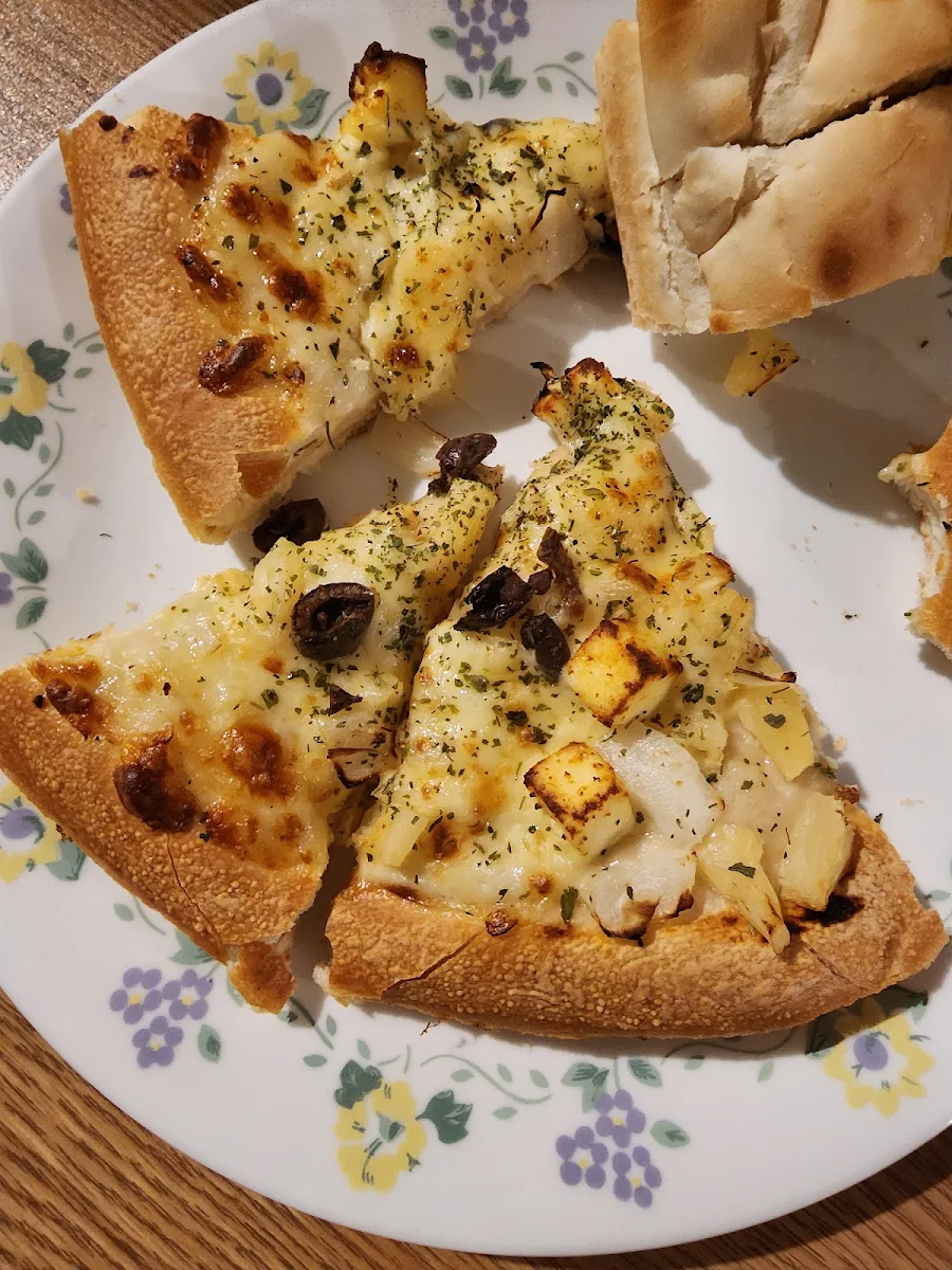 Garlic Cheese Paneer Pizza