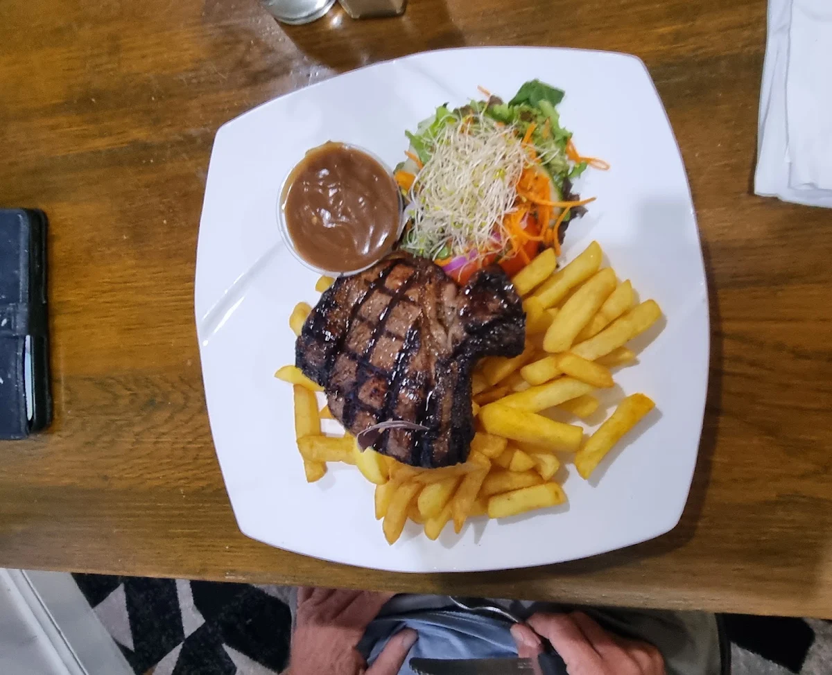 300g Kilcoy Ebony Black Angus Eye Fillet Steak Chips & Salad with Dianne Sauce