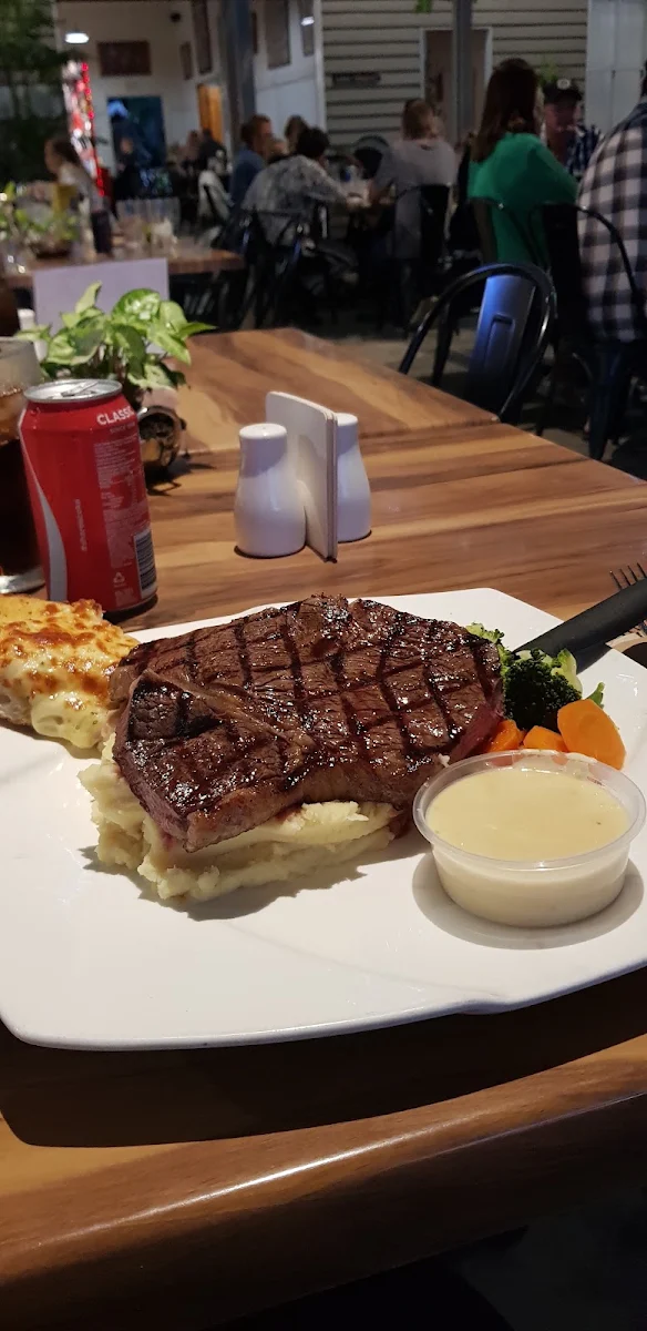Rump Steak with Vegetables and Garlic Sauce