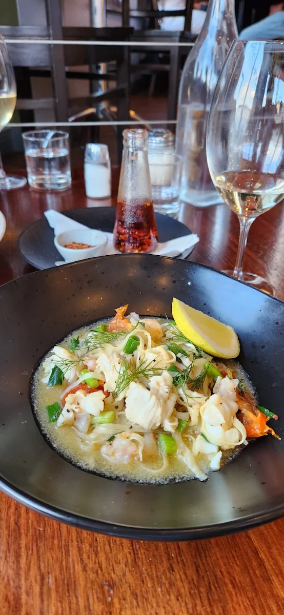 Crayfish Linguini, Amici