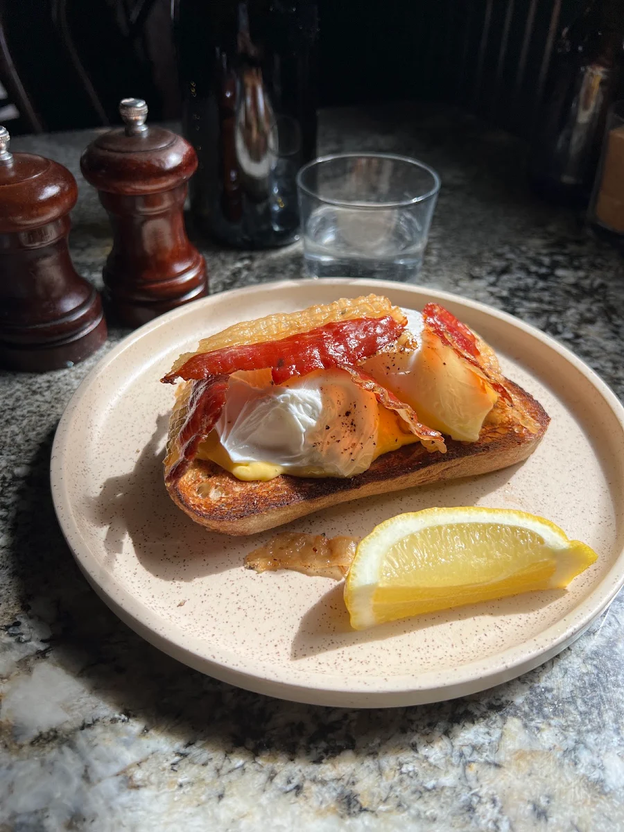 Eggs Benedict, Johnny Alloo