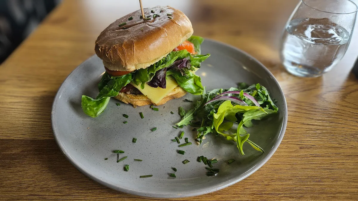 Cheeseburger, Avenue Cafe - Bar