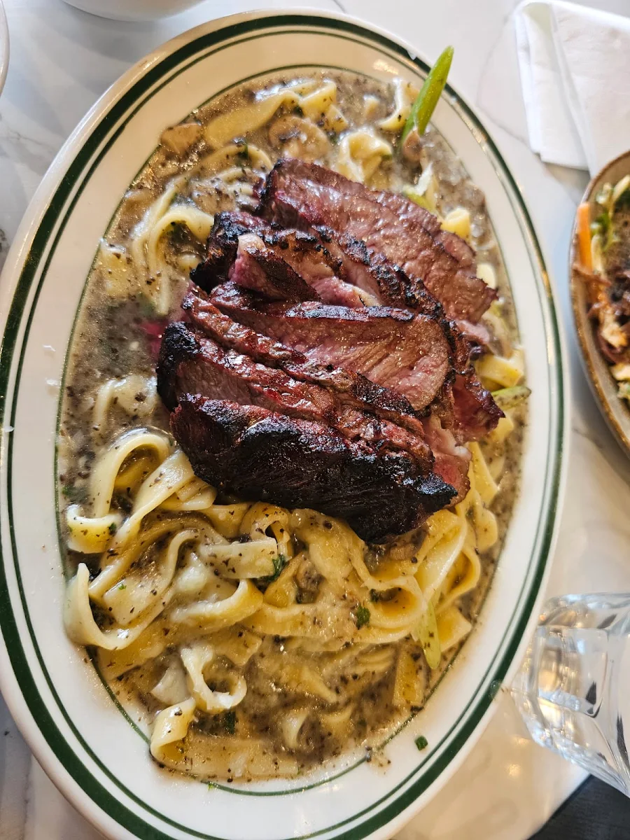 MÌ Ý Bơ Tỏi Bít Tết - Parmesan Garlic Fettuccine with Steak