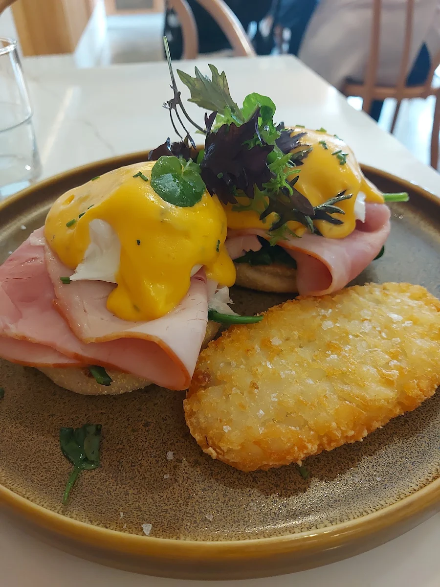 Egg Benedict with Ham
