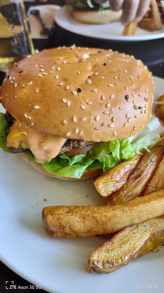 Hamburger, Stanley's Barn Restaurant & Bar