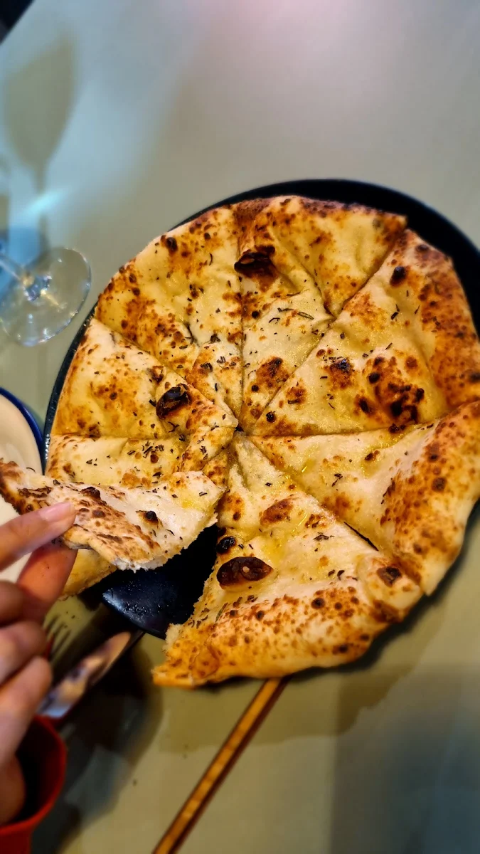 Pizza Bianca Garlic Flat Bread - Mia