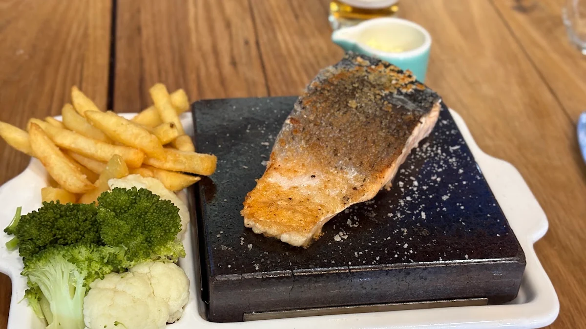 Salmon, Erica Hotel Motel