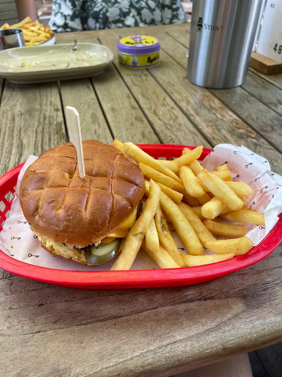 Cheeseburger, District Hotel