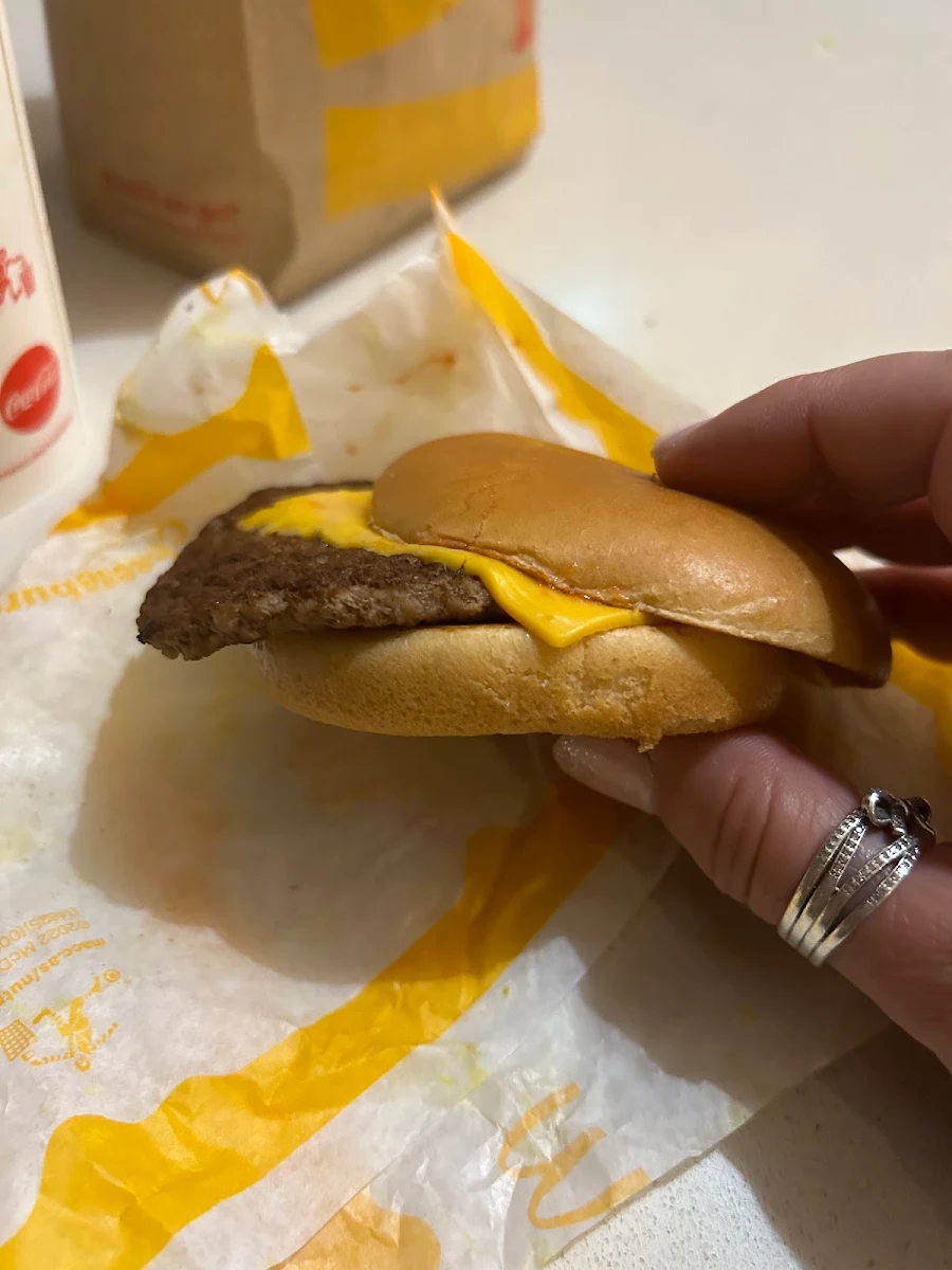 Cheeseburger, McDonald's Calamvale