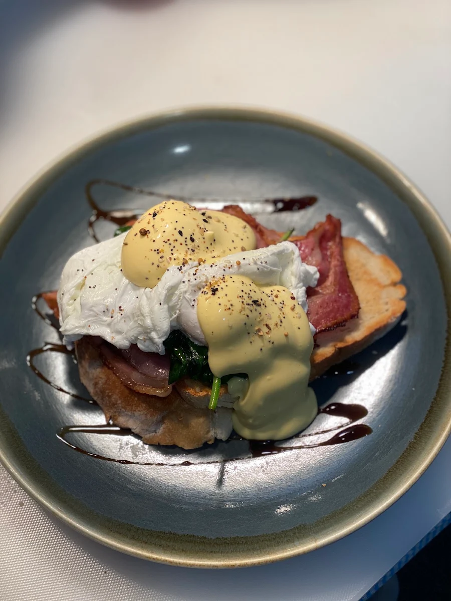 Eggs Benedict, Guru Mawson Cafe and Bakehouse