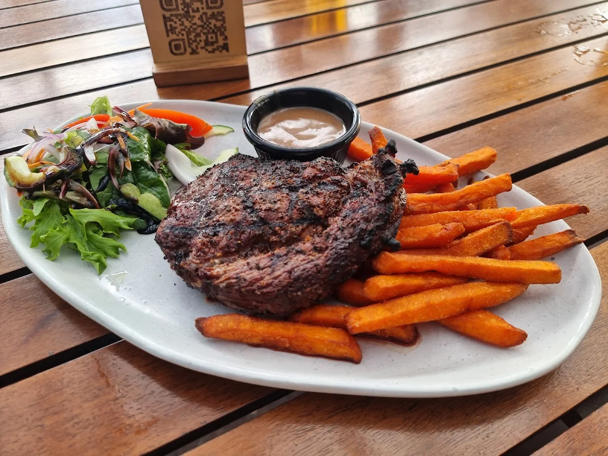 Highlights, Oak Bar & Grill
