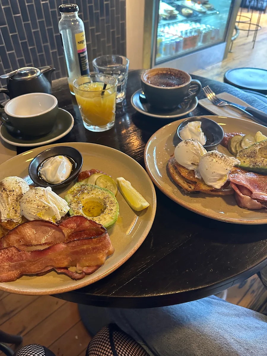 Highlights, Fables Bar & Café