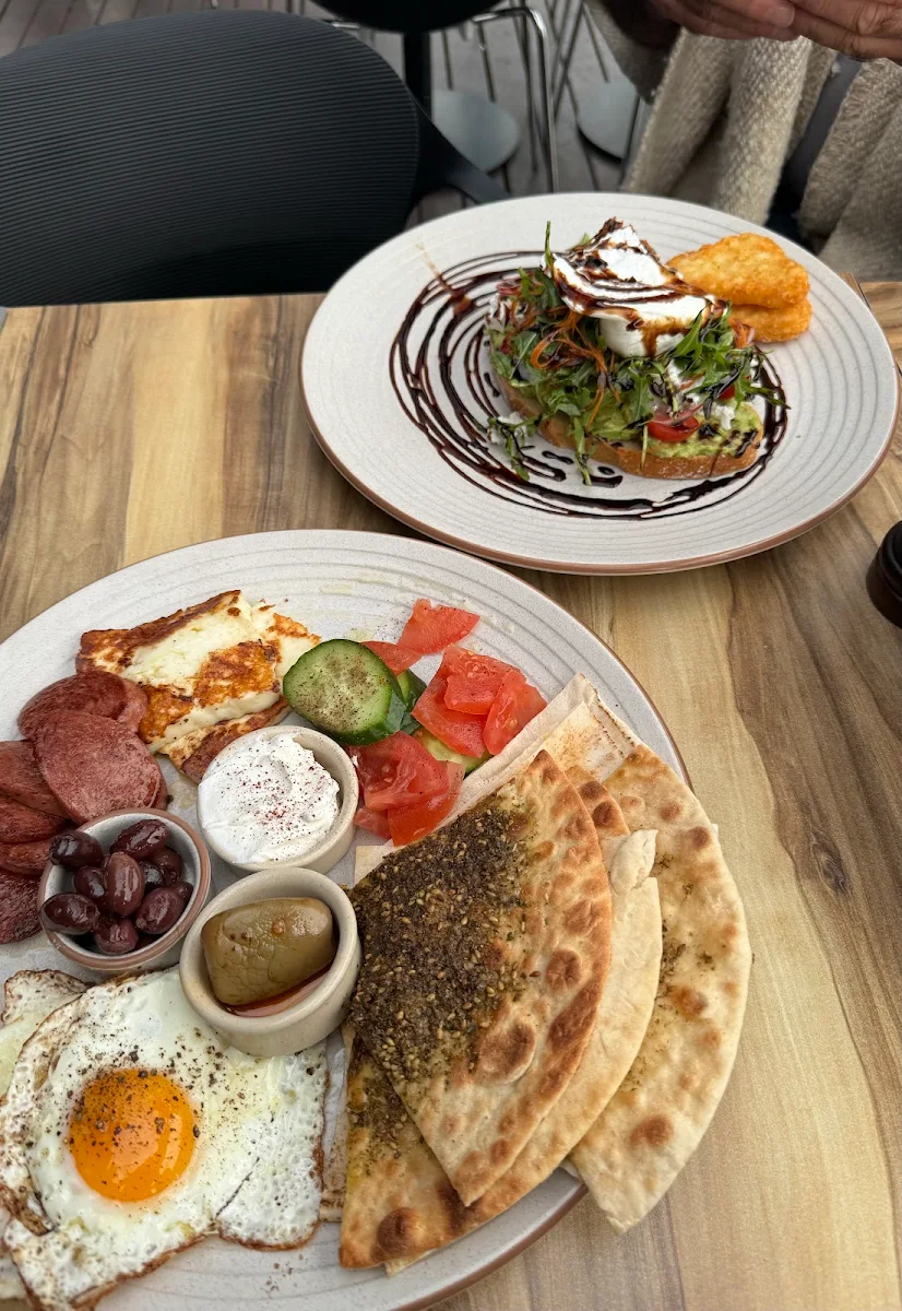 Highlights, Cafe 52