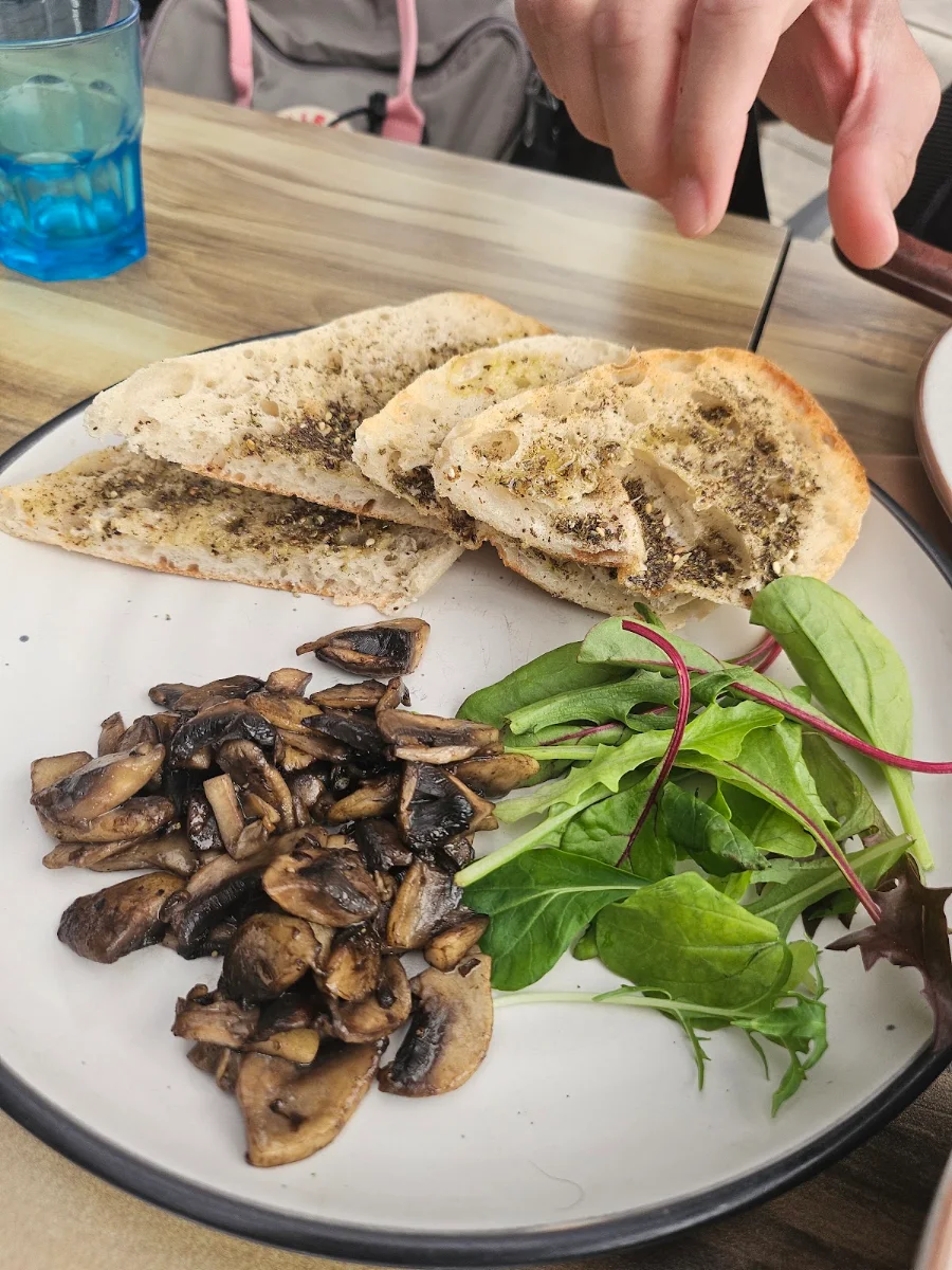 Zaatar Bread, Cafe 52