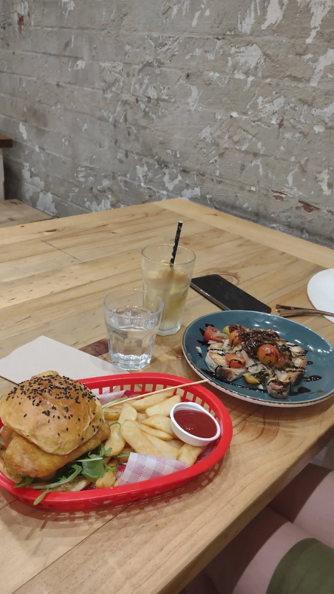 Fish Burger, Geordie's Cafe & Art Gallery