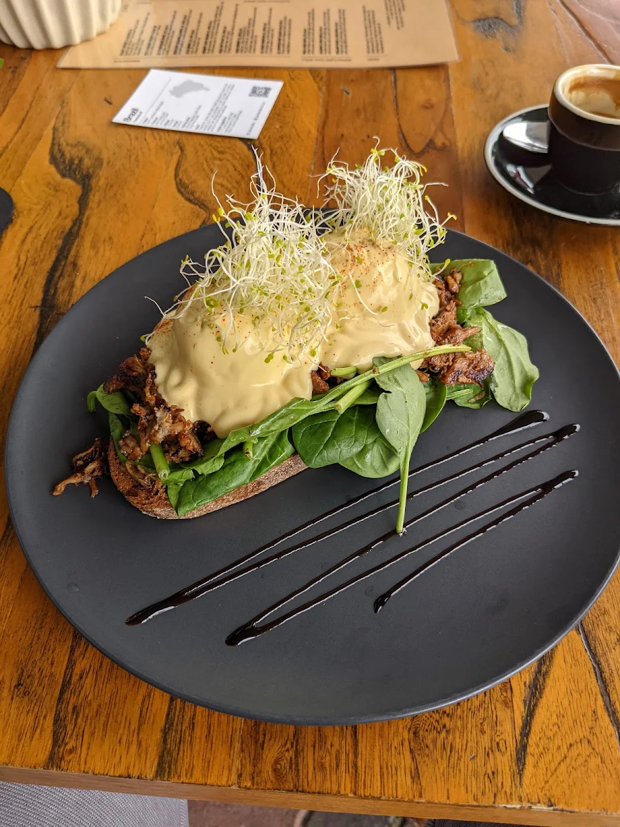 Eggs Benedict with Pulled Pork