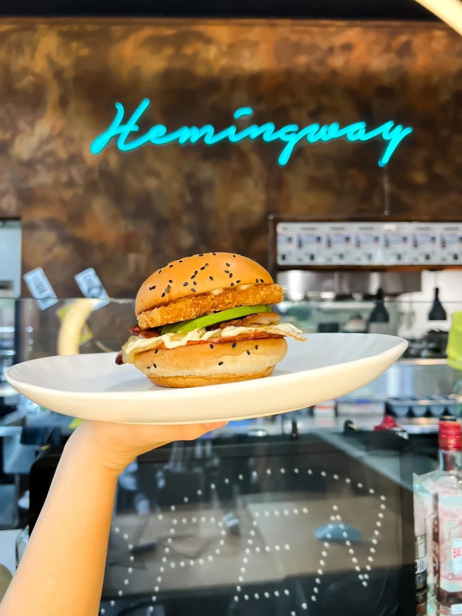 Highlights, Hemingway Cafe and Bar