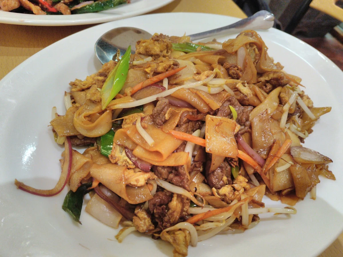 Black Pepper Beef Fried Kwayteow