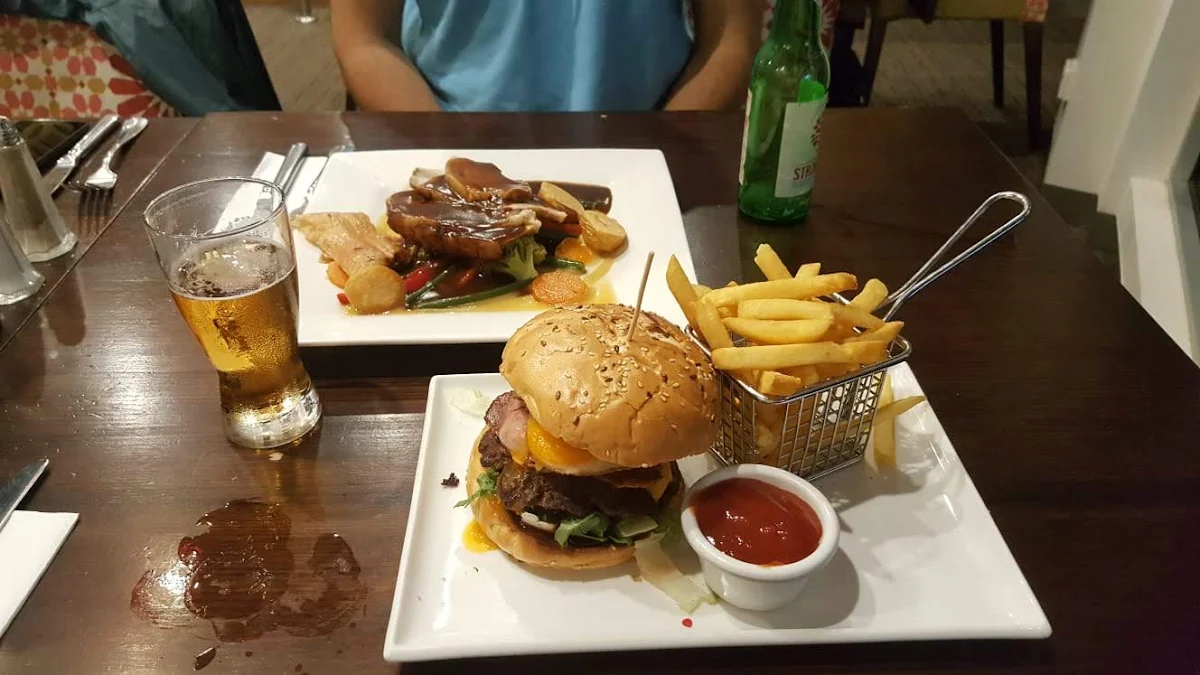 Beef Burger & Chips, Junction Hotel