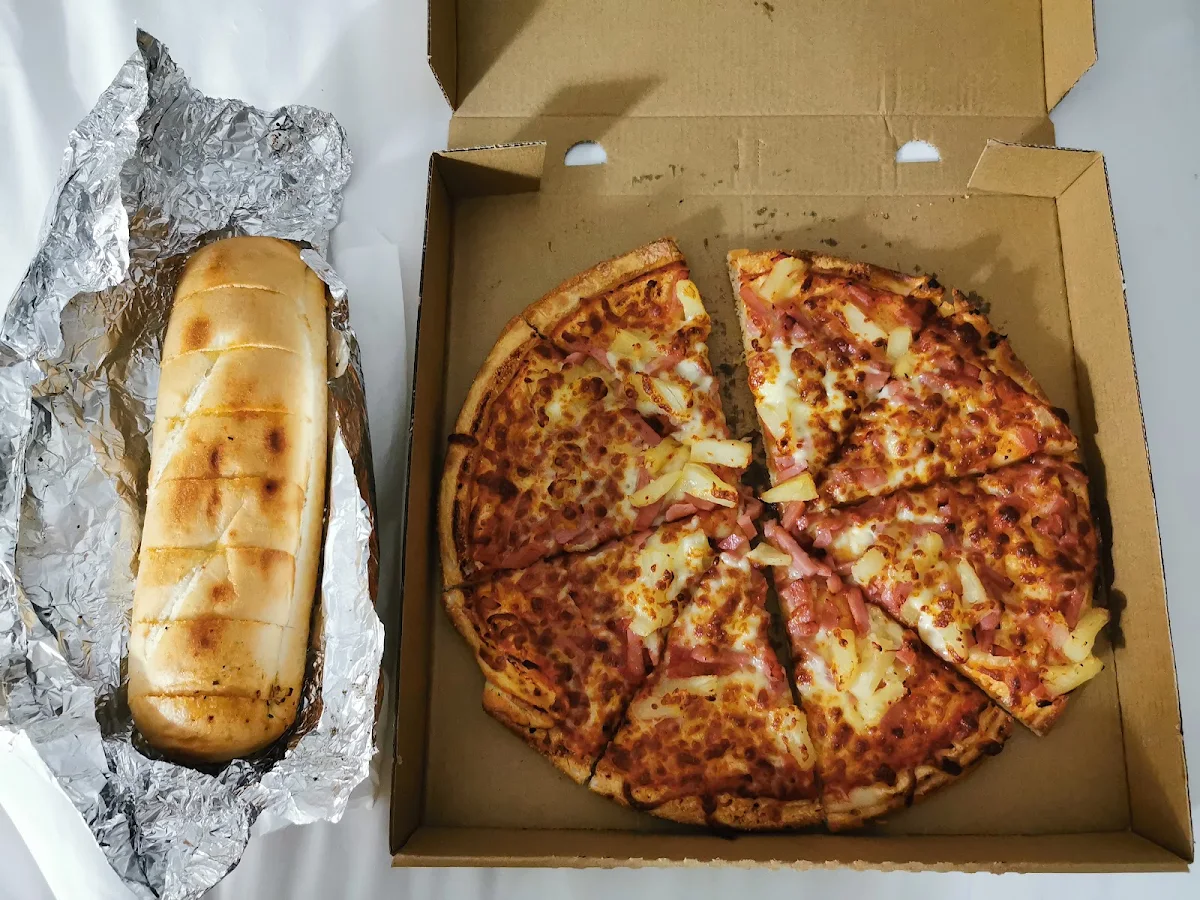 Hawian Pizza and Garlic Bread