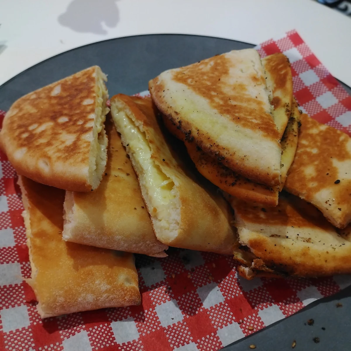 Three Cheese, Manoushi