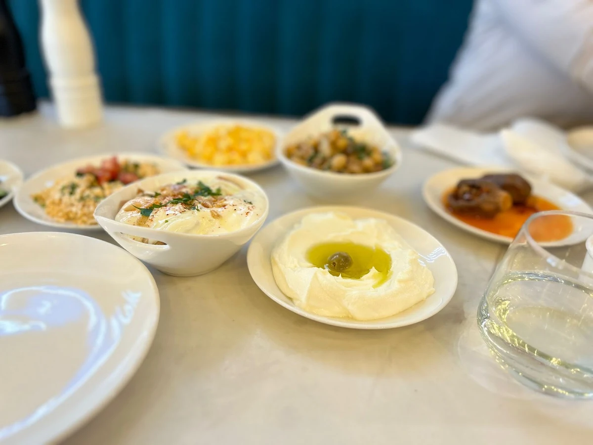 Hummus Topped with Lahme