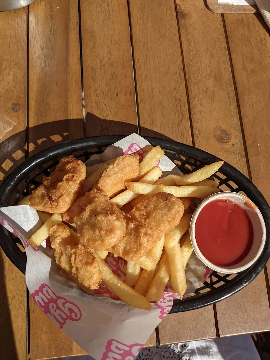 Kids Chicken Nuggets and Chips