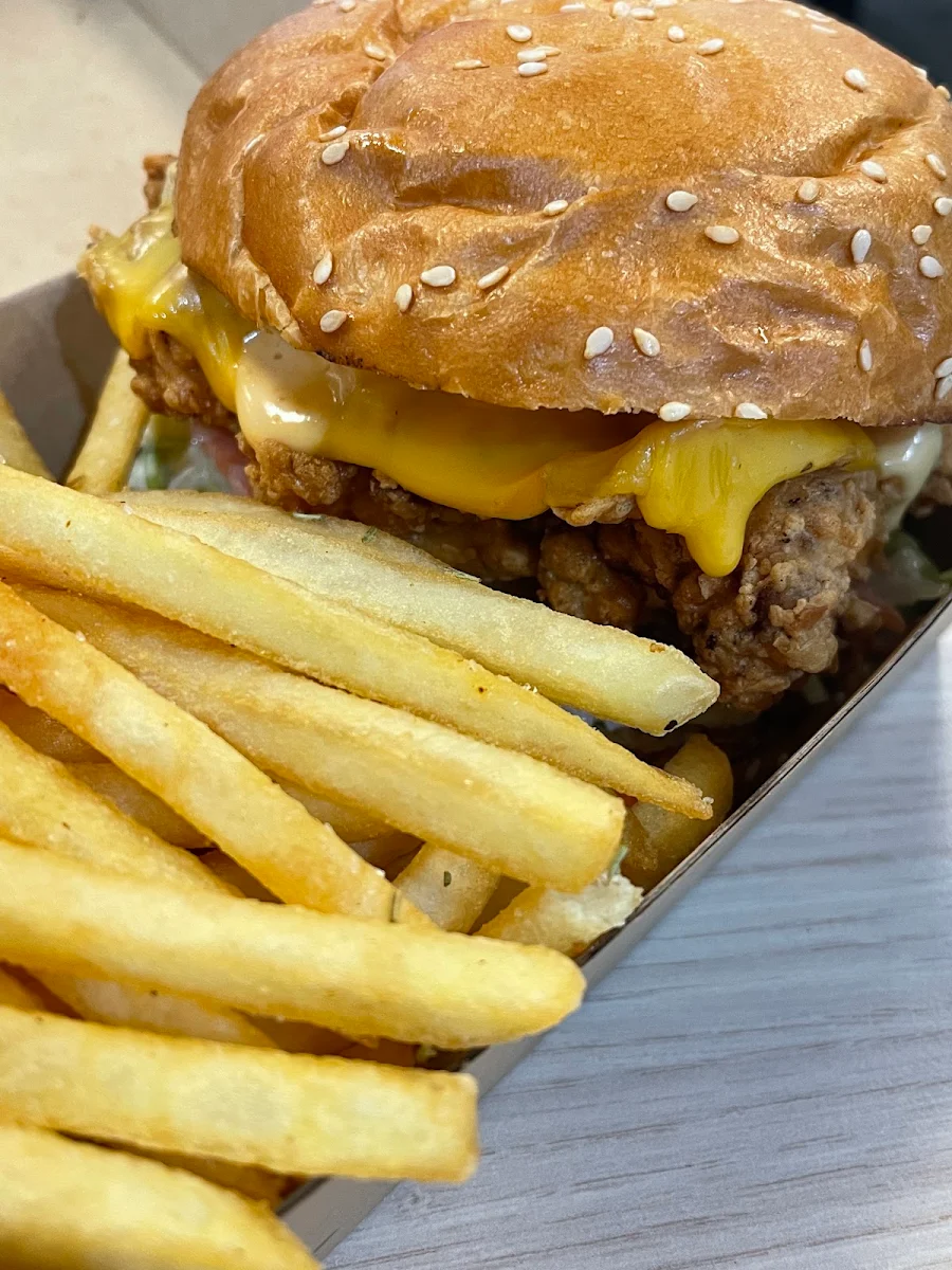Cheeseburger, Mia & Co