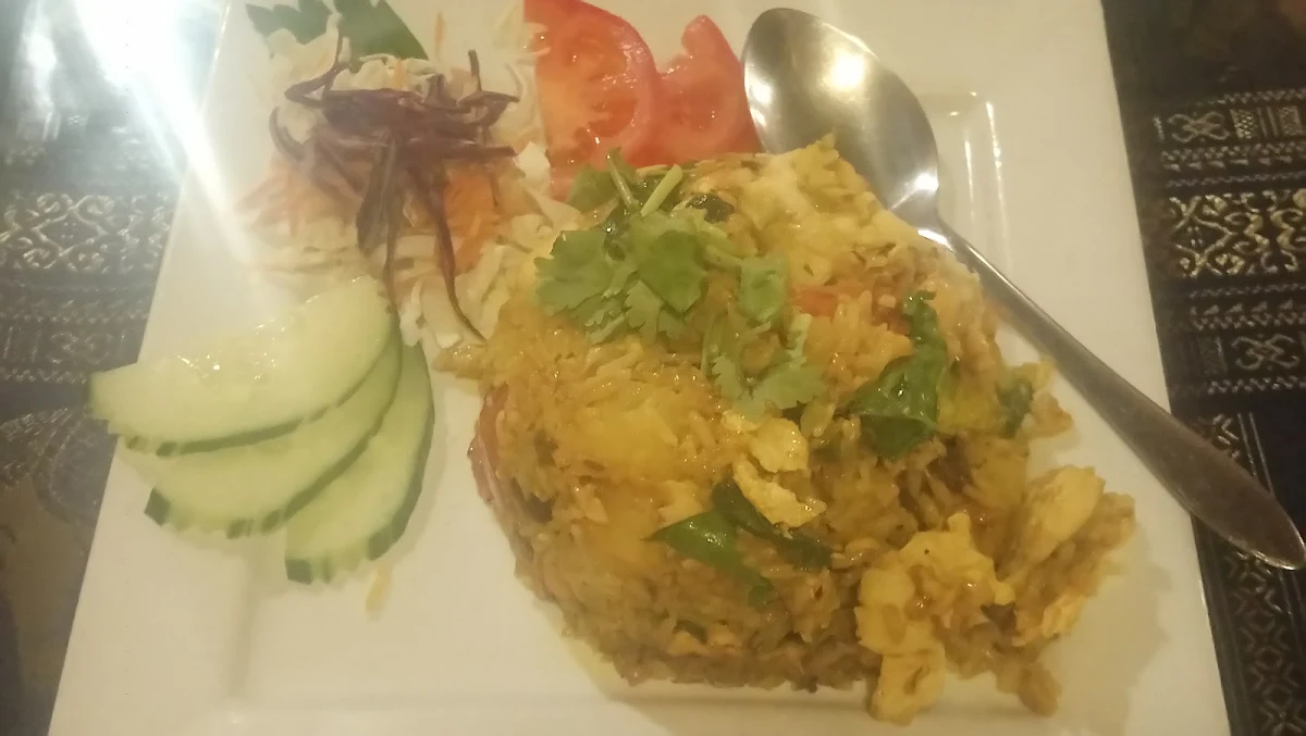 Kao Pad Sapparod Fried Rice with Turmeic Pineapples Cashews Sultanas & Chicken