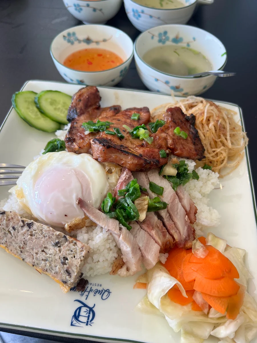 Highlights, Que Huong Restaurant