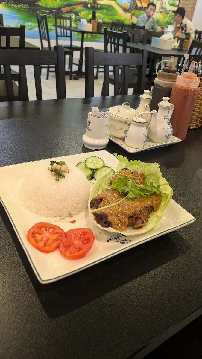 Highlights, Que Huong Restaurant