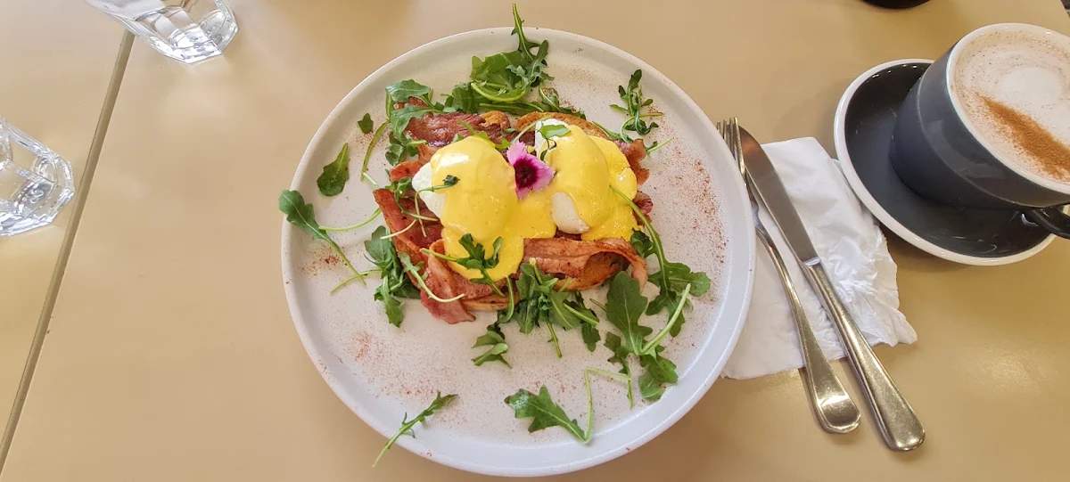 Eggs Benedict, Cafe 65