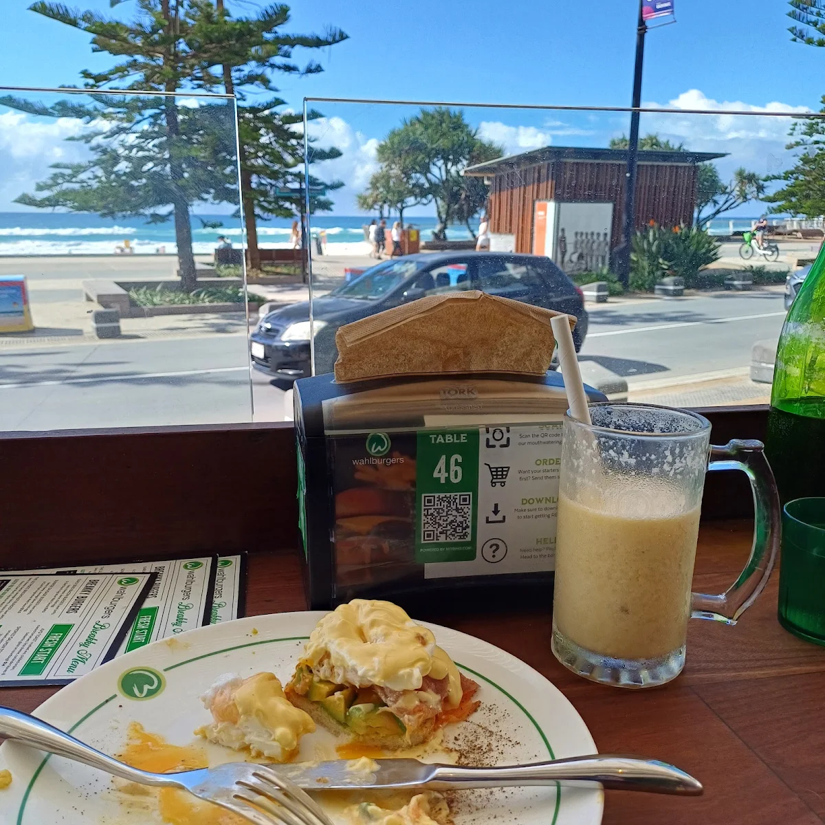 Eggs Benedict, Wahlburgers